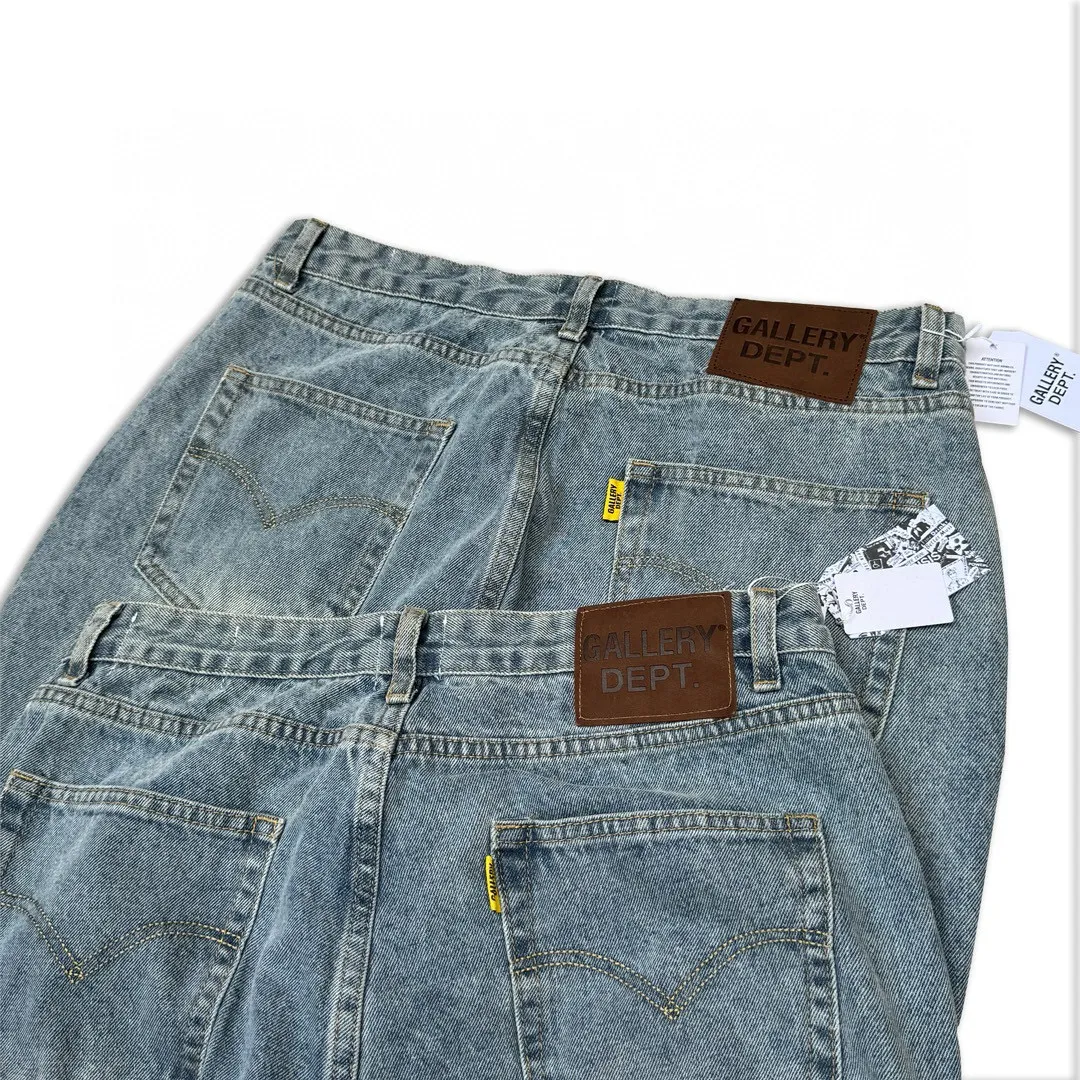 -Size upper body P246#G11 GALLERY DEPT. Denim bell-bottoms, washed and distressed spliced ​​jeans. GALLERY is attracted by these bell-bottoms. Whether it is a reset of Carhartt or Levis, it creates a strong brand style. Since these pants are modified from rare vintage, the production capacity is limited. Therefore, after many icons wore them, these pants were once hard to find. Later, perhaps due to the improvement of GD's business in the past two years and the expansion of production lines, the brand itself lowered the price, so I can't wait any longer for these pants this year and will definitely buy them. During the process of the denim washing plant, the owner of the washing plant helped introduce a boss who had worked for Levi's foundry and started his own business. This also paved the way for the following styles. Therefore, Levi's remodeled single product for the base plate is really familiar. Whether it is the fabrics supplied or the lathes used in production, there is nothing to choose from. -Color: blue -Size: S-XXL (corresponding to 28-36)